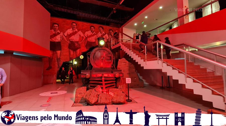 Museu do River Plate com um trem na entrada