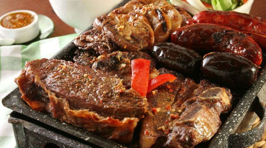 Parrillada argentina com diversos cortes de carnes