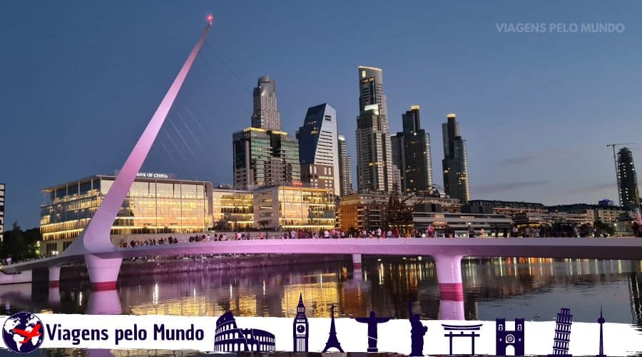 Puente de la Mujer iluminada à noite em Puerto Madero