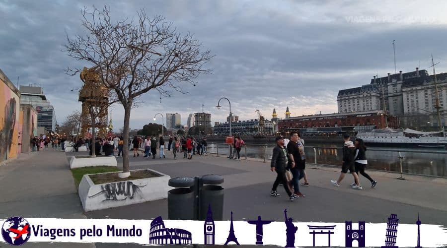 Rua com diversas pessoas caminhando no bairro de Puerto Madero