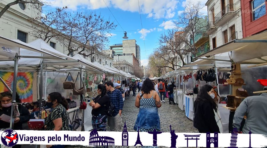 Rua do bairro de San Telmo com diversas barracas com artes, bolsas e souvernirs