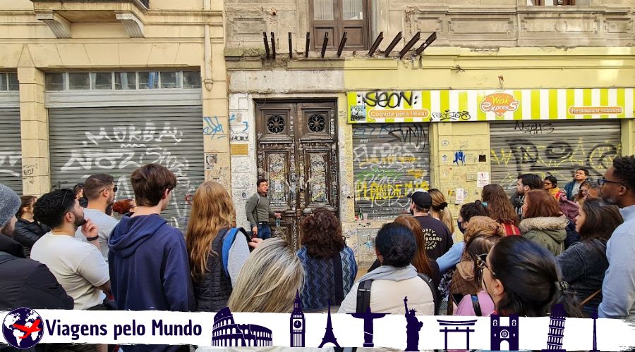 Guia contando a história de San Telmo através do Free Walking Tour