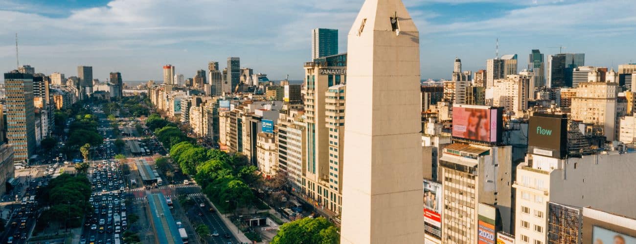 Roteiro em Buenos Aires. Vista do alto da Avenida 9 de Julio e o Obelisco