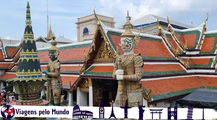 Duas estátuas grande na entrada do Grand Palace em Bangkok