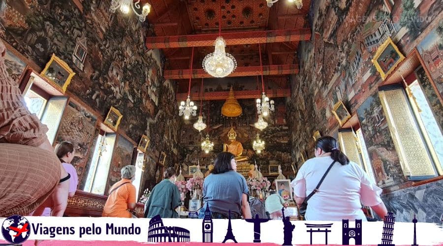 Dentro de um templo em Bangkok rezando