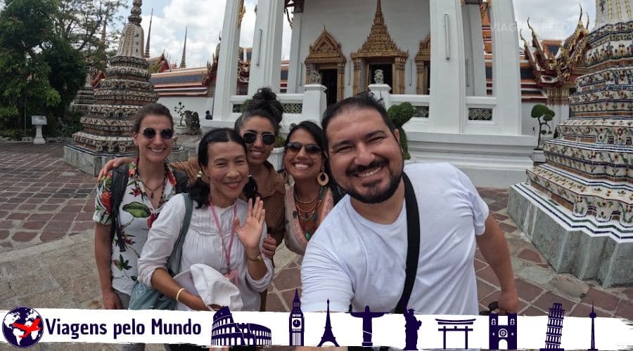 Foto com 5 pessoas na frente de um dos templos em Bangkok