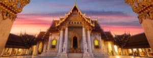 Templos em Bangkok. Entrada do templo de mármore na cidade de Bangkok