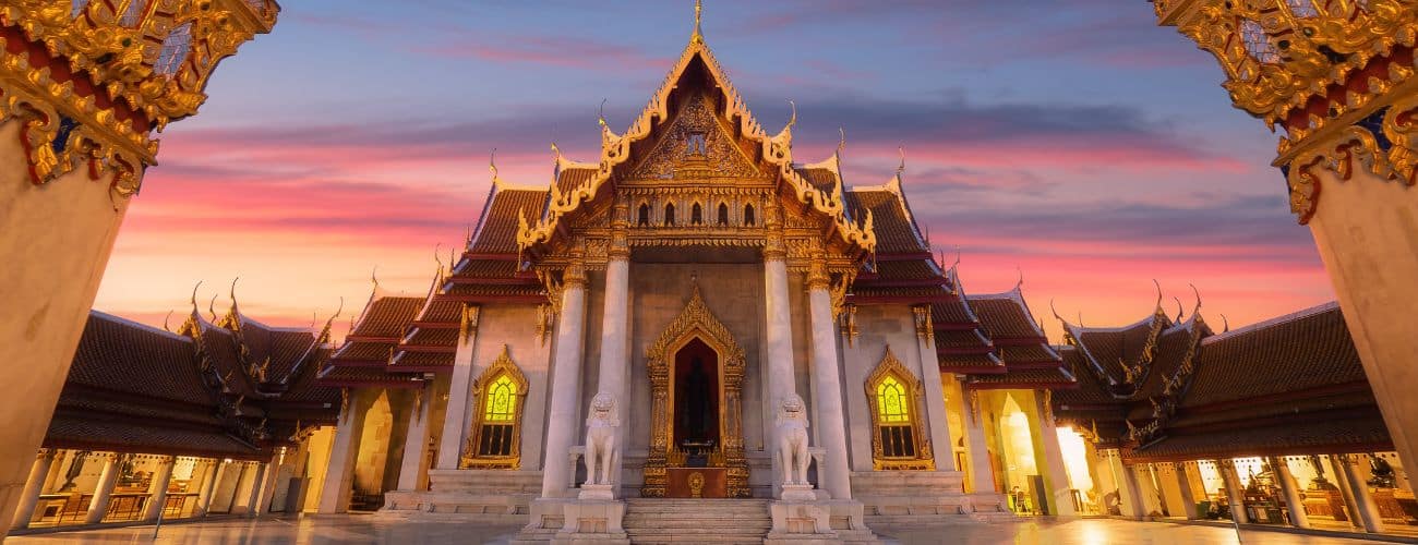 Templos em Bangkok. Entrada do templo de mármore na cidade de Bangkok