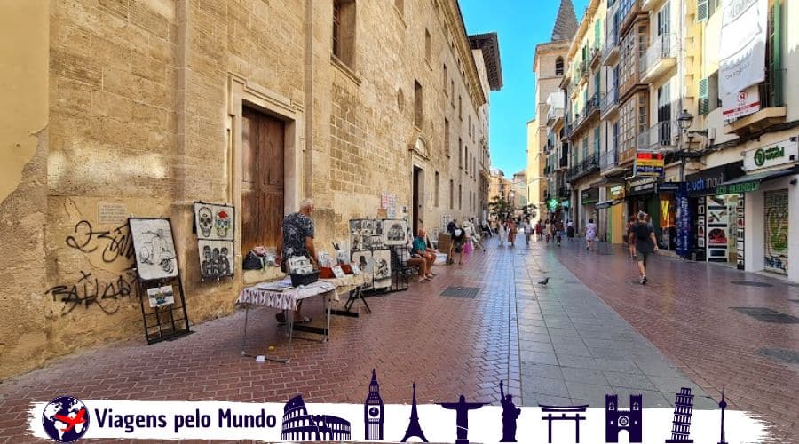 Rua do centro histórico de Palma de Mallorca, com diversos vendedores de artes