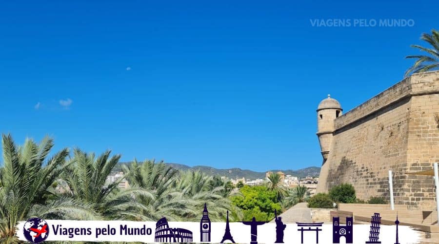 Muralha com torre de observação chamada de Es Baluard