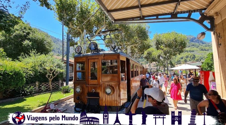 Trem de madeira para na estação de Sóller em Mallorca