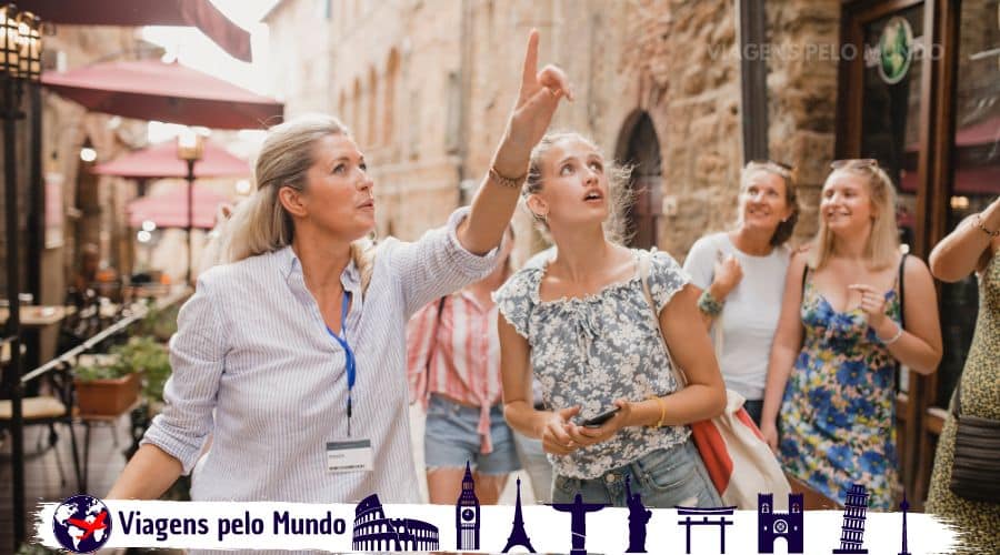 Guia caminhando com os turistas por Palma de Mallorca