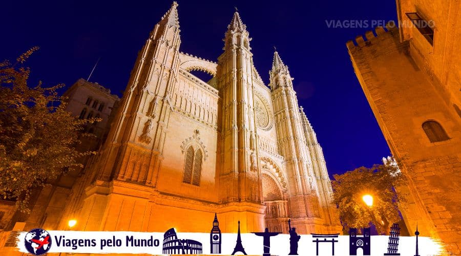 Igreja de Santa Maria à noite em Palma de Mallorca