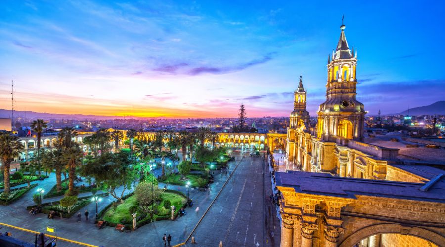 Praça principal à noite em Arequipa no Peru