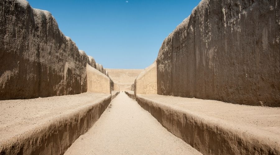 Paredes de barros em um labirinto