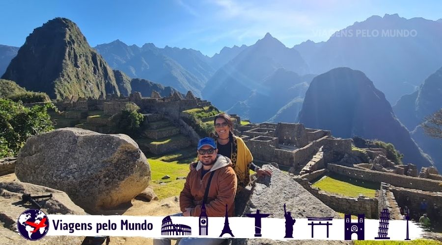 Cidadela de Machu Picchu com a gente na paisagem