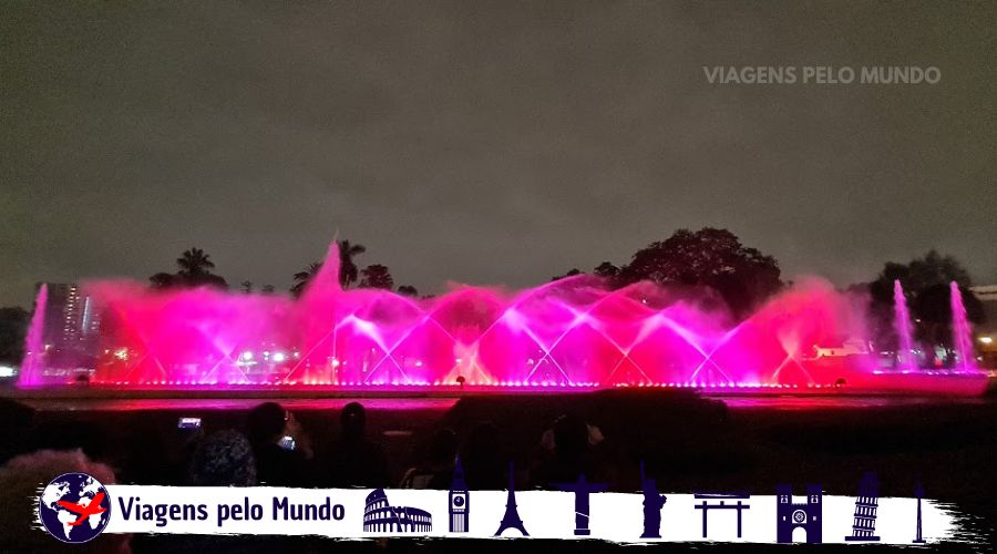 Jatos de água sincronizados fazendo um espetáculos de águas