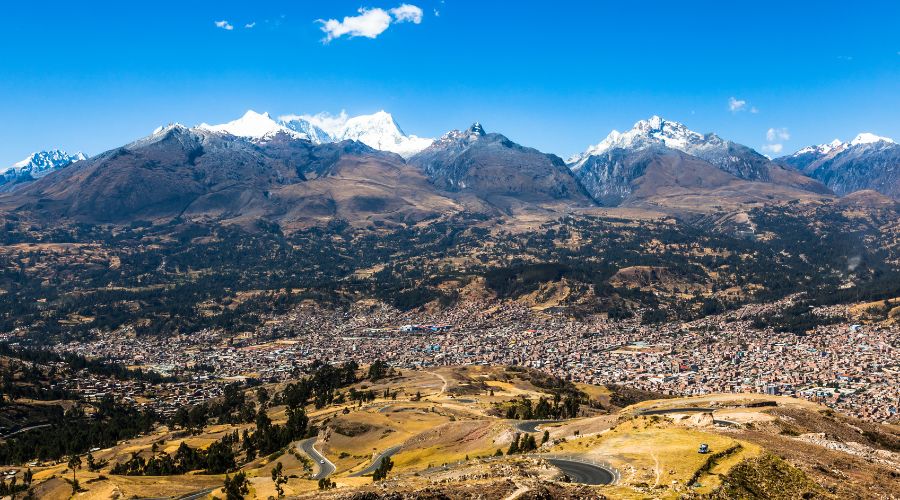 Cidade de Huaraz do alto no Peru