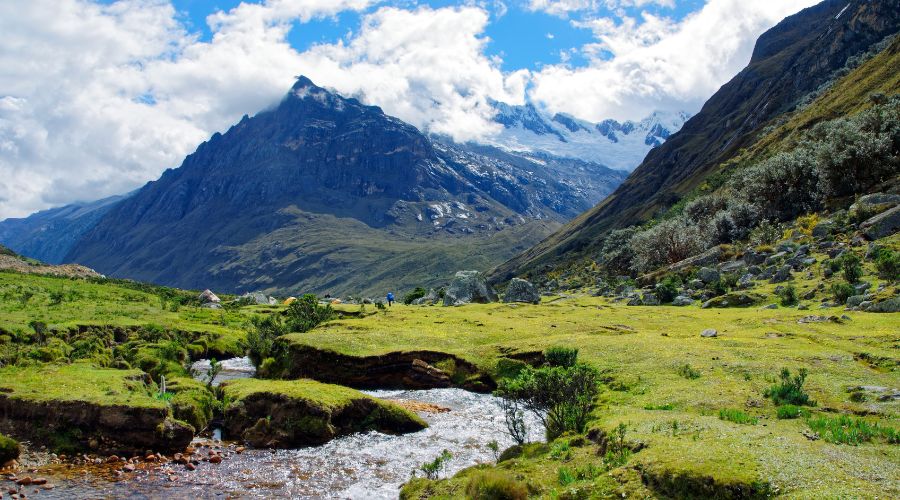 Montanhas com muito gelo ao fundo em Huaraz