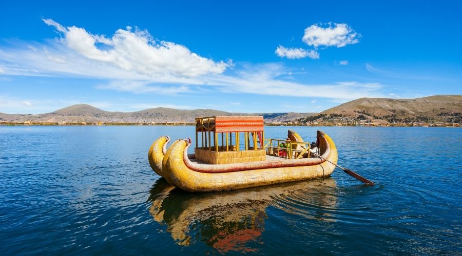 Barco navegando pelo Lago Titicaca no Peru