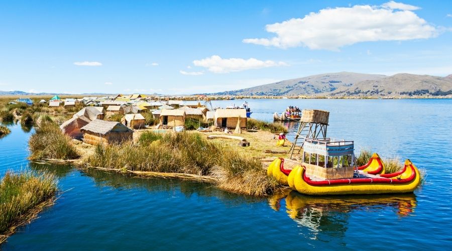 Barco ancorado na Ilhas dos Uros no Peru