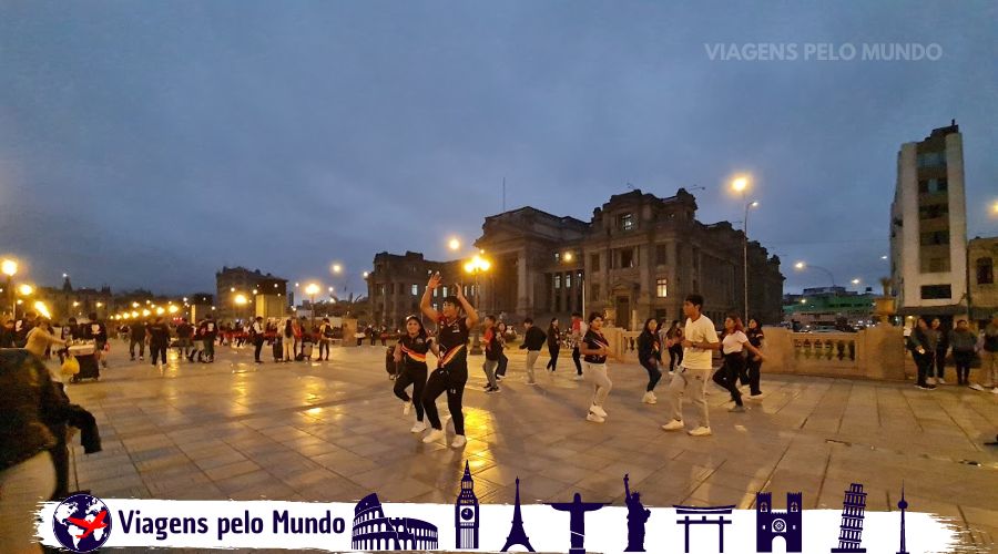 Moradores dançando no centro de Lima no Peru