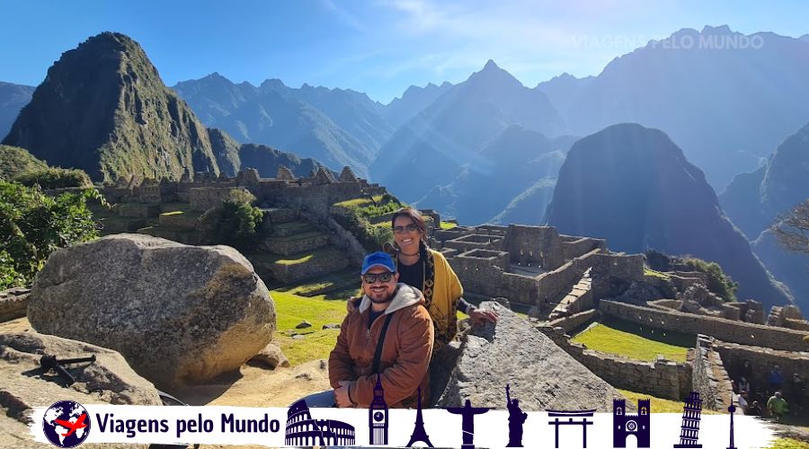 O casal dono do blog na foto com Machu Picchu ao fundo