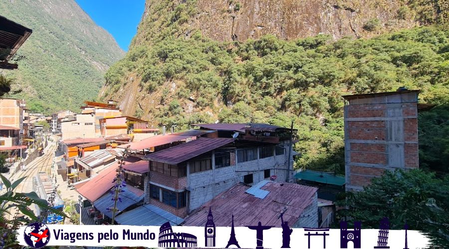 Linha do trem em várias construções no entorno em Machu Picchu Pueblo