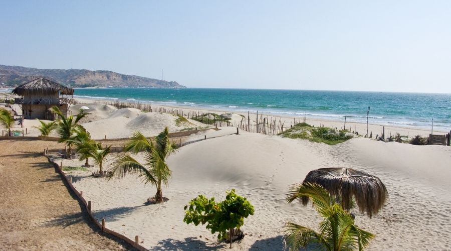 Areias brancas, sol bem quente e mar azul em Máncora