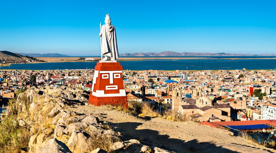 Monumento de antigo imperador Inca olhando para o lago Titicaca