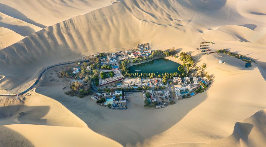 Oásis de Huacachina, uma lago com vários hotéis e casas no meio do deserto na cidade de Ica no Peru