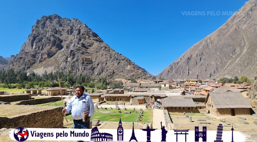 Guia explicando a história de Ollantaytambo