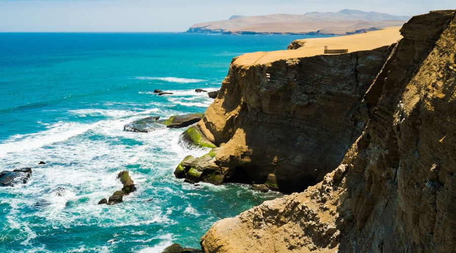 Paredões naturais nas praias de Paracas no Peru