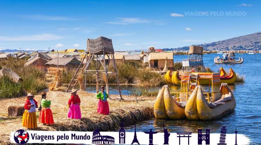 Várias ilhas flutuantes no Lago Titicaca no Peru