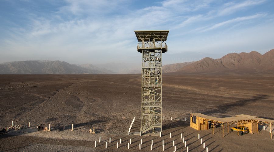 Torre para observar do alto as linhas de Nazca no Peru