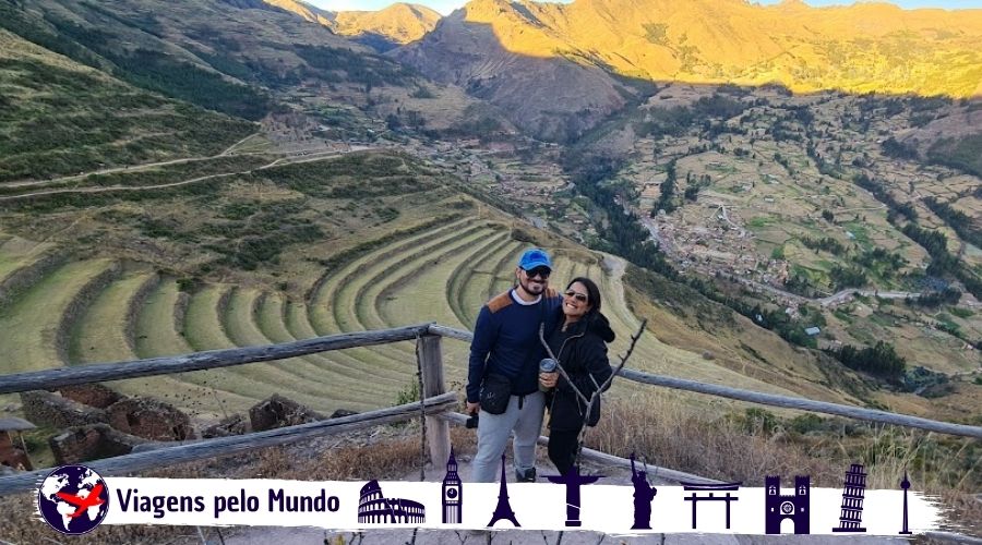 A gente no alto do sítio arqueológico de Pisac no Peru