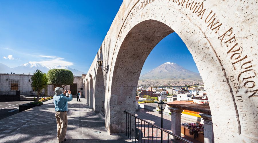 Mirante com vista para o vulcão em Arequipa no Peru