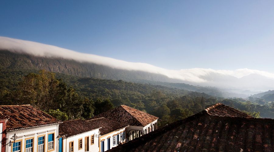 Paisagem contrastando com as casas de Tiradentes-MG