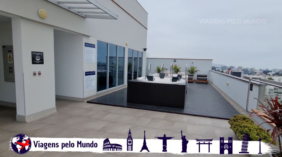 Terraço com as banheiras de hidromassagem no Hampton San Isidro