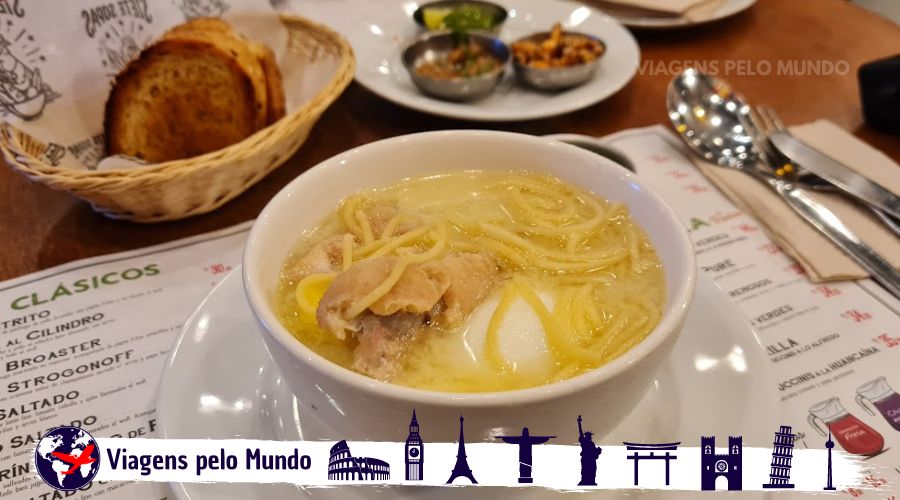 Sopa de Galinha no restaurante em Lima