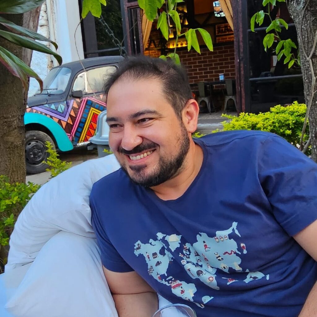 Waldes Oliveira, autor e fundador do Viagens pelo Mundo
