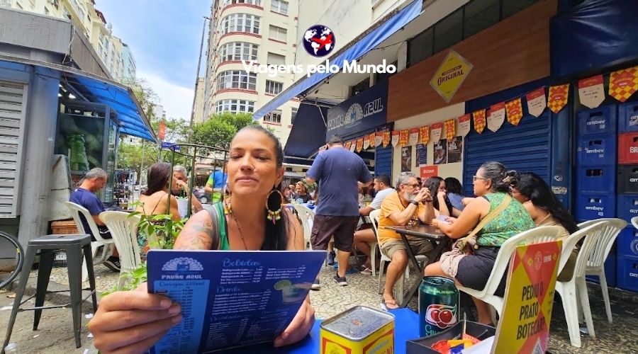 Autores do blog sentados do boteco Pavão Azul em Copacabana no Rio de Janeiro