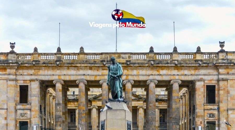 Cidade de Bogotá com estátua do Simón Bolívar