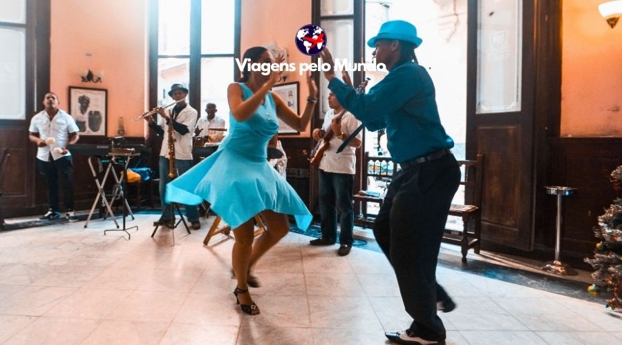 Casal dançando Salsa