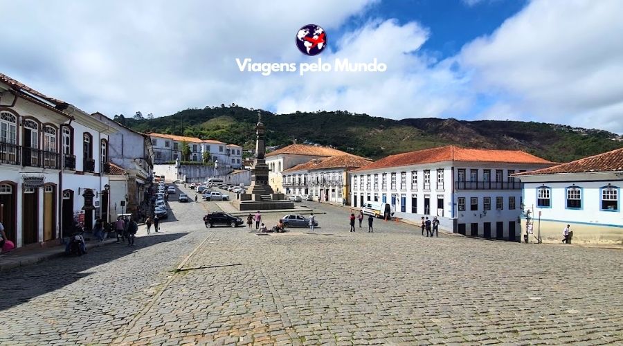 Praça Tiradentes em Ouro Preto, uma das cidades para conhecer no Brasil.