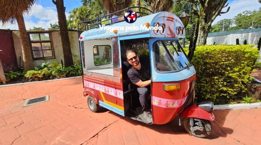 Eu Waldes Oliveira em um TukTuk em uma cidade