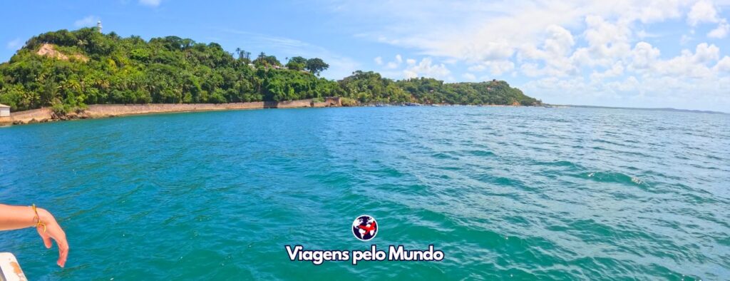 A bordo do catamarã chegando em Morro de São Paulo com o mar cristalino