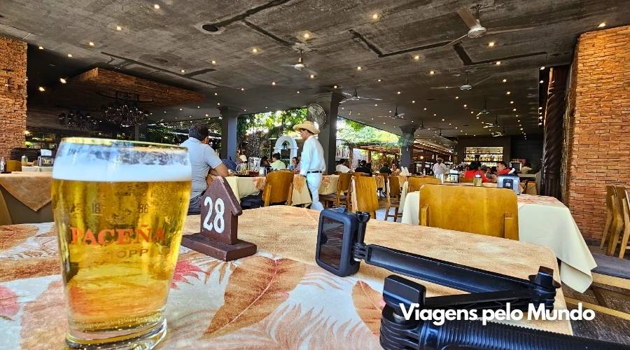 Restaurante em Santa Cruz de la Sierra com uma cerveja boliviana na mesa.