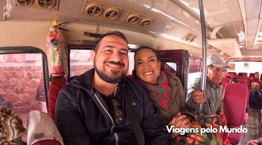 Andando de ônibus na cidade de Sucre.