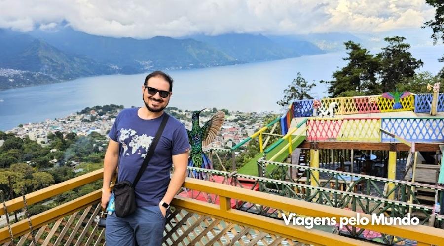 Pousando para a foto com o Lago Atitán na Guatemala. Com sorriso contido e com a virose pegando.